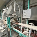 逐層上釉的過程，如同美麗佳人般，經(jīng)過一層一層上釉，妝點出每片山形磚姣好、綺麗的模樣。