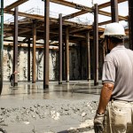 老師傅稍事休息，也不忘緊盯工程進(jìn)度與施工細(xì)節(jié)，堅(jiān)持給住戶們安心的居住品質(zhì)。