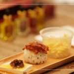 佐食搭配特製油品與醬料，在口中探索與食材的相互交織，感受最純粹的原味。