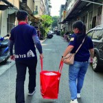 提著重達(dá)20公斤、8天份的年菜，穿梭在臺(tái)中舊市區(qū)街頭巷弄之間，只為將一份份愛心年菜，親手送到長(zhǎng)輩手中。