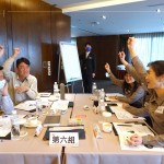 由行銷部楊世偉經(jīng)理(圖左一)帶領(lǐng)的小組，成員來自營建部經(jīng)理、客服部、人資部單位，實務(wù)操作心智圖的分析案例，舉手搶答與講師互動回饋。