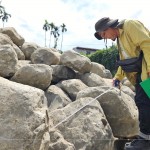 天然原石會(huì)依庭園造景的呈現(xiàn)，挑選適合的尺寸，根據(jù)石頭的紋理、色澤、形狀及擺放空間，都是方方面面的細(xì)節(jié)。