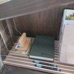 造型資訊櫃放置「閱讀、築夢」的紀念戳章，挑到喜愛的書之後可於此處蓋戳章，並寫下一段好話分享，以一本交換一本概念美好循環(huán)。