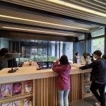 運用適合的建築素材，也能自然形成和諧的氣氛，交誼閱讀區(qū)促發(fā)人們想捧本書靜靜閱讀的感受。