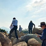 選石過程中，因石頭形狀、密度、厚實(shí)度各異，新業(yè)職人們需格外小心謹(jǐn)慎、留意腳步! 