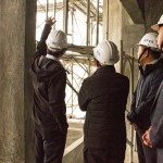 完成上樑儀式後，名譽(yù)董事長穆椿松先生、卓勝隆董事長及簡福榮總經(jīng)理至各樓層巡視目前的工程，使每個(gè)細(xì)節(jié)力求完美。