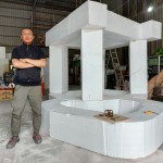 藝術(shù)家任大賢選用鋼圈線條呈現(xiàn)整個(gè)藝術(shù)結(jié)構(gòu)體方剛、圓融、尖角等元素，讓各種幾何圖像自由傾訴的語(yǔ)彙，形成理性與感性兼具的藝術(shù)語(yǔ)境。