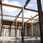 七月艷陽天，新業(yè)－大塊森濤階段性工程－地下室開挖完成，構(gòu)築的計(jì)畫正按部就班，一步一步往前進(jìn)行。