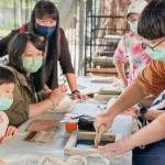 透過最初的孔版印製來體驗(yàn)絹印的樂趣，老師耐心示範(fàn)如何取出油墨、使用刮板均勻上色，孩子目不轉(zhuǎn)睛地緊盯教學(xué)。