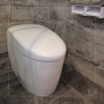 衛(wèi)浴設(shè)備最不可或缺的馬桶，材質(zhì)的選擇不僅展現(xiàn)視覺美感，如何能輕鬆清潔不費(fèi)力、省水省時(shí)，也是職人衛(wèi)浴選品的考量點(diǎn)。