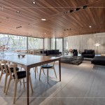 團(tuán)隊選材更需要細(xì)膩的顧慮使用者的感受，以工業(yè)設(shè)計結(jié)合傳統(tǒng)工藝，椅墊選自義大利的質(zhì)感牛革，與木材的美麗紋理相互輝映。