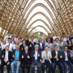 竹跡館入圍有建築界奧斯卡之稱的「WAF世界建築獎(jiǎng)」，市府團(tuán)隊(duì)合影。（記者張軒哲攝）