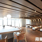 二樓閱覽室、輕食區(qū)皆設(shè)計(jì)曲面天花板，象徵林中之樹。