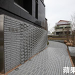 二進(jìn)式的入口，有「明暗牆」設(shè)計(jì)