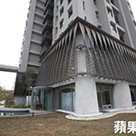 2樓外牆的百頁(yè)型沖孔網(wǎng)，也旋轉(zhuǎn)90度，象徵建築的「樹鬚」