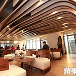 不只天花板，桌、椅、甚至燈具、燈管，都市曲線造型