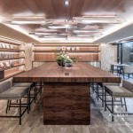 微微的燈光、溫潤(rùn)的木製長(zhǎng)桌，適合在這邊設(shè)一席家宴，誠(chéng)摯地邀請(qǐng)家人好友，分享美味佳餚，共度每一刻美好時(shí)光。