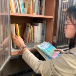 經(jīng)過日式懷舊建築的臺(tái)中文學(xué)館，不妨來(lái)到公益書席駐足，讓四處奔波的心歇歇腿、讀讀冊(cè)，也為下次的跨國(guó)旅遊重拾行囊，準(zhǔn)備起程！