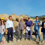 新業(yè)建設(shè)簡(jiǎn)福榮總經(jīng)理（圖左二）與新業(yè)團(tuán)隊(duì)不畏烈陽到現(xiàn)場(chǎng)選材，正因職人對(duì)專業(yè)上的堅(jiān)持，即便是小小的溪石也需要百分百的講究。