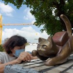 藝術(shù)家─曾永玲凝視細(xì)節(jié)、觀看各方角度，找尋著最適合喵星人的落腳之處。