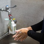 疫情時代，甘霖基金會的送餐服務(wù)依然風(fēng)雨無阻，當(dāng)天進(jìn)廚房前需要手部徹底清潔、配戴防塵帽、施打疫苗完成並配戴手套，做足防護(hù)程序。