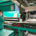 宛如馬林巴琴的演奏家，檢驗人員手持小槌子輕輕敲擊，傾聽磁磚的「音色」，透過一雙敏銳的耳朵與豐富的經(jīng)驗，聽出磁磚之間細(xì)微的不同之處，並汰除有瑕疵的磁磚。