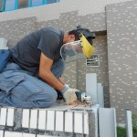 職人爬上圍牆，確認(rèn)喵星人們的位置後，專注的完成藝術(shù)品最後的裝置階段。