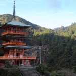 山號「那智山」的青岸渡寺，左側(cè)坐落的那智瀑布，水聲磅礡而震懾人心，天地間的大美化為視覺與聽覺的交響樂！