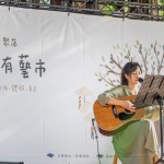 陽光流轉(zhuǎn)、灑落在街頭藝人身上，溫柔的樂音與清新的嗓音，與蔓延至市集的每一處角落。