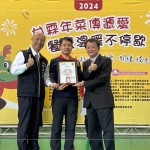 甘霖基金會(huì)頒發(fā)感謝狀給贊助單位，有了捐助和實(shí)質(zhì)的支持能量，讓獨(dú)居長(zhǎng)輩能夠持續(xù)獲得營(yíng)養(yǎng)均衡的飲食和溫暖的關(guān)懷。(圖中為新業(yè)建設(shè)-邱正光副總經(jīng)理、圖右為甘霖基金會(huì)-謝信男董事長(zhǎng))