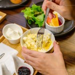 優(yōu)格、地瓜、水煮蛋製成的沙拉，取代平常使用的『美乃滋』，搭配扎實的法棍麵包一同享用，探索每種不同的風(fēng)味，感受因人而異，豐富又有趣。