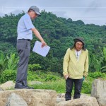 日本景觀設(shè)計(jì)師-石村敏哉(右)與新業(yè)建設(shè)-簡福榮總經(jīng)理(左)，挑選原石的大小、紋理特色及自然造景的擺放，在大自然中尋找社區(qū)一方天地的設(shè)計(jì)靈感。