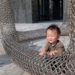 穿梭在藝術(shù)、人文之間，座立於街廓的藝術(shù)品，陪伴家人們未來(lái)的日子。暖洋洋的好天氣，日光打在孩子的燦笑上，心也跟著融化了！