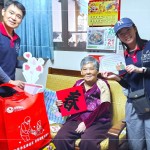 「阿嬤，送年菜囉!」將年菜送到獨(dú)居長(zhǎng)輩手中的同時(shí)，也不忘送上新業(yè)同仁親手繪製的祝?？ㄆ牡膯柡?。