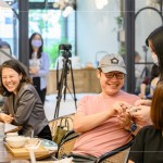 住戶們熱絡(luò)的與講師分享交流，新業(yè)致上客製化生活小物-皮尺。