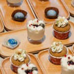 品嘗香草製成的奶酪和杯子蛋糕，香甜的口感滑過(guò)喉嚨，探索不同層次的迷人風(fēng)味。