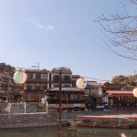 在宇治河岸旁來個茶香漫步吧！扁舟輕靠，日式建築的屋宇上瓦片排列有致，構(gòu)成一幅和諧畫面。