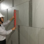 除了接待大廳，梯廳也是迎賓的重點(diǎn)區(qū)域，而一整面光滑平整的牆，是由一片片緊密貼合的磁磚造就而成。