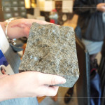 透過觸感及紋理觀察，理解每塊原材的「個性」，方方面面的考量，挑選出「適得其所」的石材。