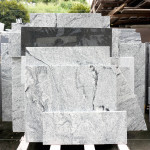 這些石材將從倉儲走進(jìn)日?？臻g，化身為牆面、地坪或檯面的細(xì)節(jié)，為居家與建築注入自然的溫度與質(zhì)感，讓生活與土地緊密連結(jié)。