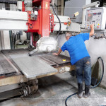 透過高壓水流裁切石材，能有效冷卻與抑制粉塵，使用大型裁切能減少人力負(fù)擔(dān)，確保切面平整與精確度，提升工作效率。