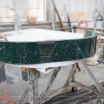 以多片平板的原料拼接出圓弧面，組合過程極需耐心及專業(yè)度，利用不同角度達(dá)成建築空間理想的曲面，最後拋光打磨讓表面呈現(xiàn)光滑的質(zhì)感。