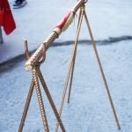 「上樑」指安裝建築物屋頂最高的大樑，代表著結(jié)構(gòu)體的完成，現(xiàn)代的建築物把鋼筋水泥蓋到最頂層，準(zhǔn)備最後的灌漿時(shí)，以「金色鋼筋」為象徵來(lái)舉行上樑儀式。