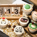 初次舉辦的DIY烘焙活動，杯子蛋糕化身成雪人、馴鹿與綠色花圈，也悄悄融入新業(yè)的溫暖陪伴，攜手共渡週末午後時光。