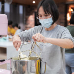 攪拌麵糊的步驟需要多次分段進(jìn)行，從奶油打發(fā)的蓬鬆度、麵糊拌合的手感，到每一道步驟對時間與比例的掌握，都是經(jīng)驗(yàn)與專注的累積。