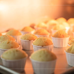 一顆顆圓潤的蛋糕在烤箱中緩緩膨起，尚未裝飾的素樸模樣，為接下來的創(chuàng)意留下空白，鋪墊一段即將展開的甜美想像。