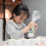 小小雙手緊握擠花袋，細(xì)心為杯子蛋糕擠上糖霜，手作成了最甜的學(xué)習(xí)，悄悄留下屬於成長與節(jié)日的美好回憶。