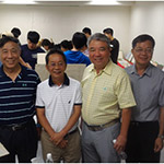 參加民眾與林世堂博士(左二)、新業(yè)建設(shè)穆椿松榮譽(yù)董事長(zhǎng)(右三)、卓勝隆董事長(zhǎng)(左三)、簡(jiǎn)福榮總經(jīng)理(右二)、邱正光副總經(jīng)理(右一)合影留念。