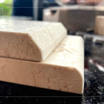 不同角度的處理除了影響外觀風(fēng)格，也兼具實用性與安全性，例如圓弧邊能降低碰撞風(fēng)險，而斜切邊則突顯設(shè)計感，符合多樣空間需求與美學(xué)考量。