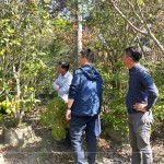 新業(yè)建設(shè)簡(jiǎn)福榮總經(jīng)理(左一)與吳志輝建築師(中)，親赴彰化田尾，尋找羅漢松、烏臼、櫸木、楓樹等合適樹種。